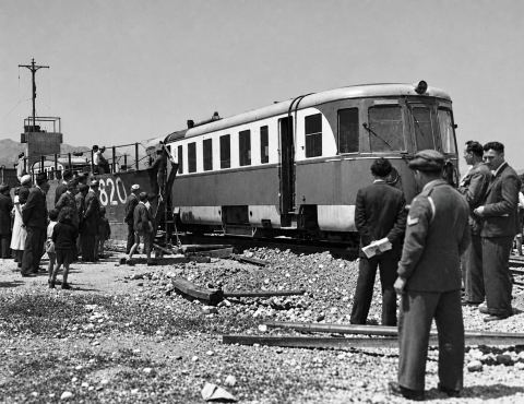 Port of Myloi, 1947: an Uerdingen railcar ('motraki') disembarks from a Navy landing craft (no. 820) while another waits in its hold; crowd and men in uniform watch.