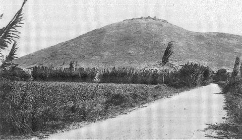 Pl. 140a 'Site du château vu du nord': Mt Pontinos with the castle seen from the north, with a dirt road, reeds and cypresses along fields at its foot.