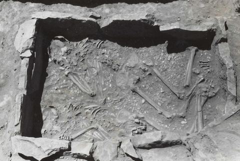 Lerna excavation: cist grave in the area of House M.