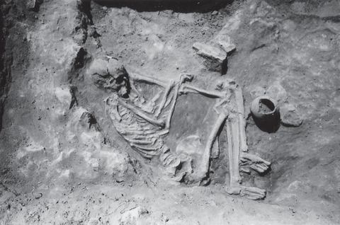 Lerna excavation: a Final Neolithic female burial.