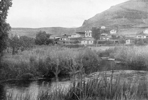 Plate 67 'Der lernäische Sumpf': water and reeds of the Lerna springs/marsh in the foreground, with the houses of Myloi at the foot of Mt Pontinos behind.