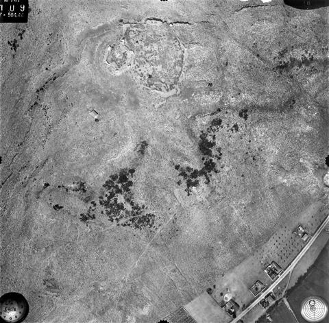Vertical aerial photo of the summit of Pontinos with the Frankish castle ("Burg der Franken").