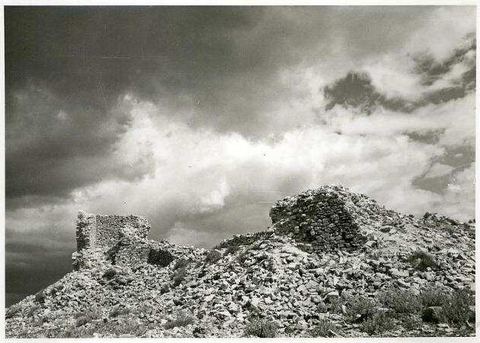 "Kastell Kiveri": ruined towers on the rocky hilltop under clouds.