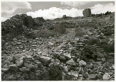 "Kastell Kiveri": rubble-filled interior of the castle with a tower in the background.