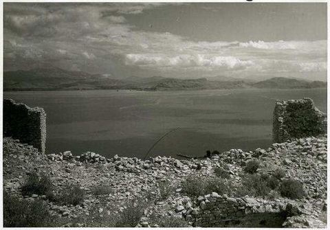 "Kastell Kiveri": wall remains framing a view over the gulf.