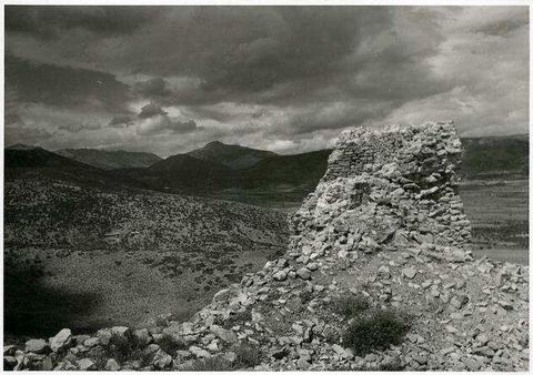"Kastell Kiveri": ruined wall with mountains behind.