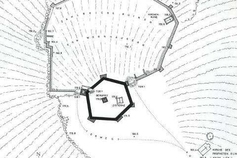 Detail van de kasteelplattegrond uit 1957: de zeshoekige burcht met de buitenmuur en de kerkruïne in de voorburcht
