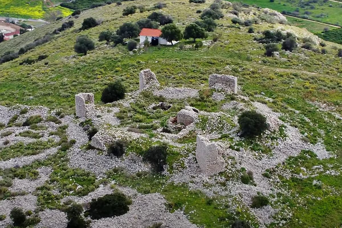 Τα ερείπια του κάστρου στον Ποντίνο από ψηλά, με το λευκό εκκλησάκι
