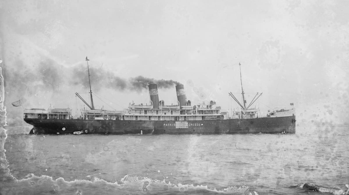 De Patris, het eerste schip van een Griekse rederij met een vaste lijndienst van Piraeus naar New York. Hier rond 1915, met "PATRIS – GREECE" op de romp als teken van neutraliteit in de Eerste Wereldoorlog.