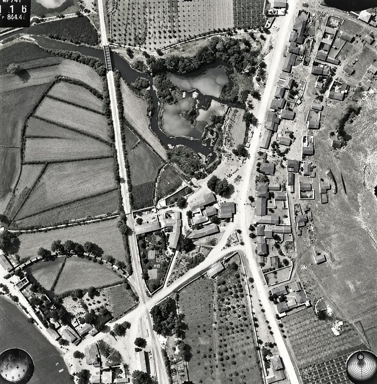 Luchtfoto van Myloi van 13 juli 1941: dorp, velden en kust gezien vanaf ongeveer 1.000 meter (digitaal opgeknapt)
