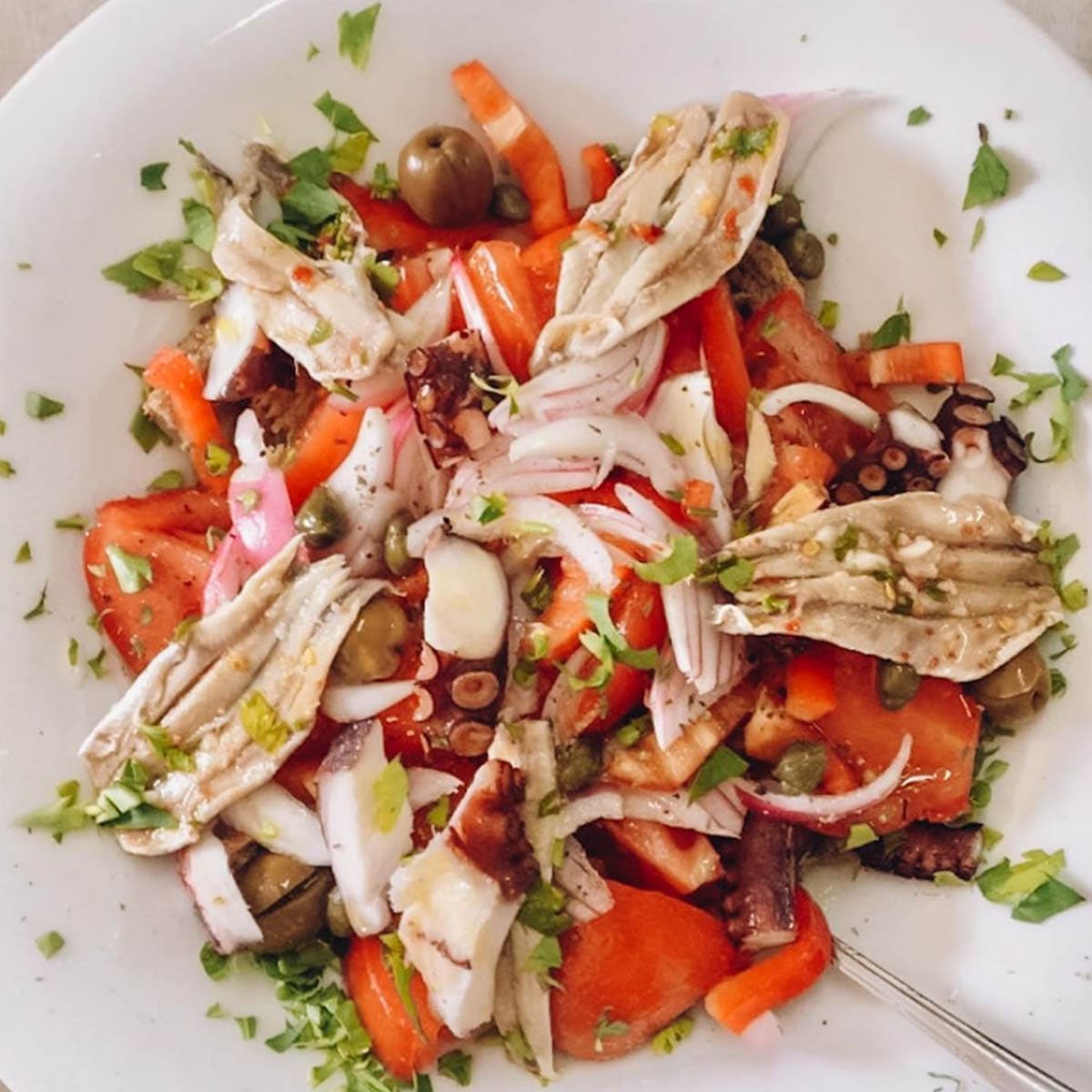 Octopussalade met tomaat, ui en verse kruiden