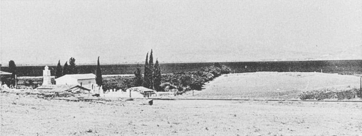 Czarno-białe panorama wzgórza Lerny od zachodu, z białym kościołem, cyprysami i równiną w tle