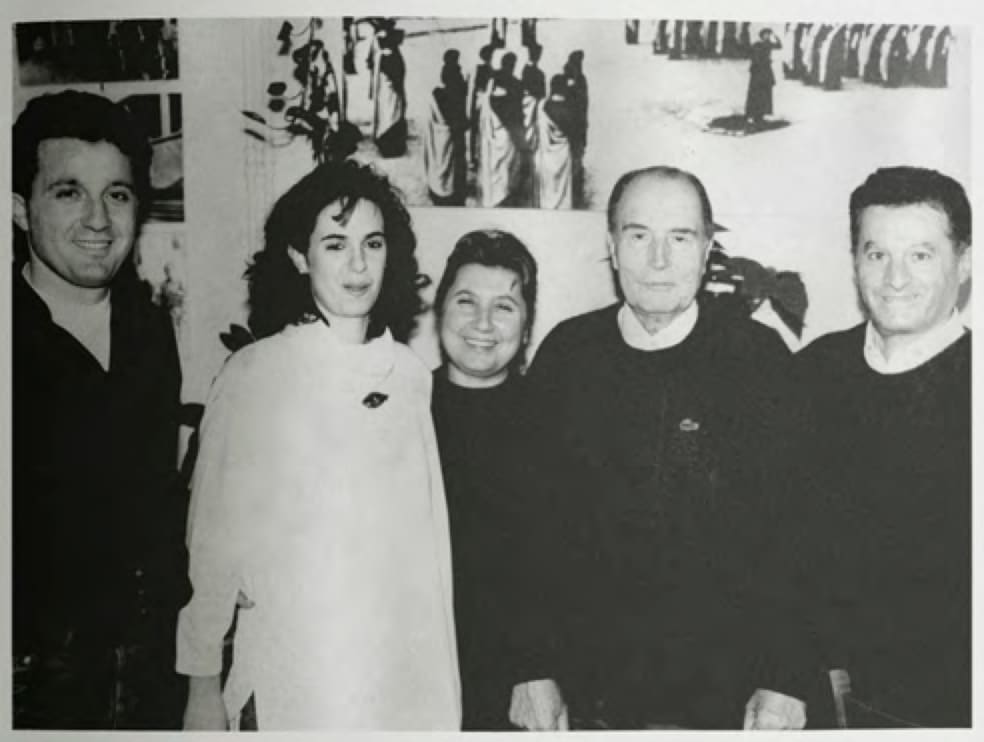 Pamiątkowe zdjęcie w tawernie Leonidas, Wigilia 1991. Od lewej: Nikos Liakopoulos, jego żona Sofia, Kakia, Mitterrand i Leonidas.