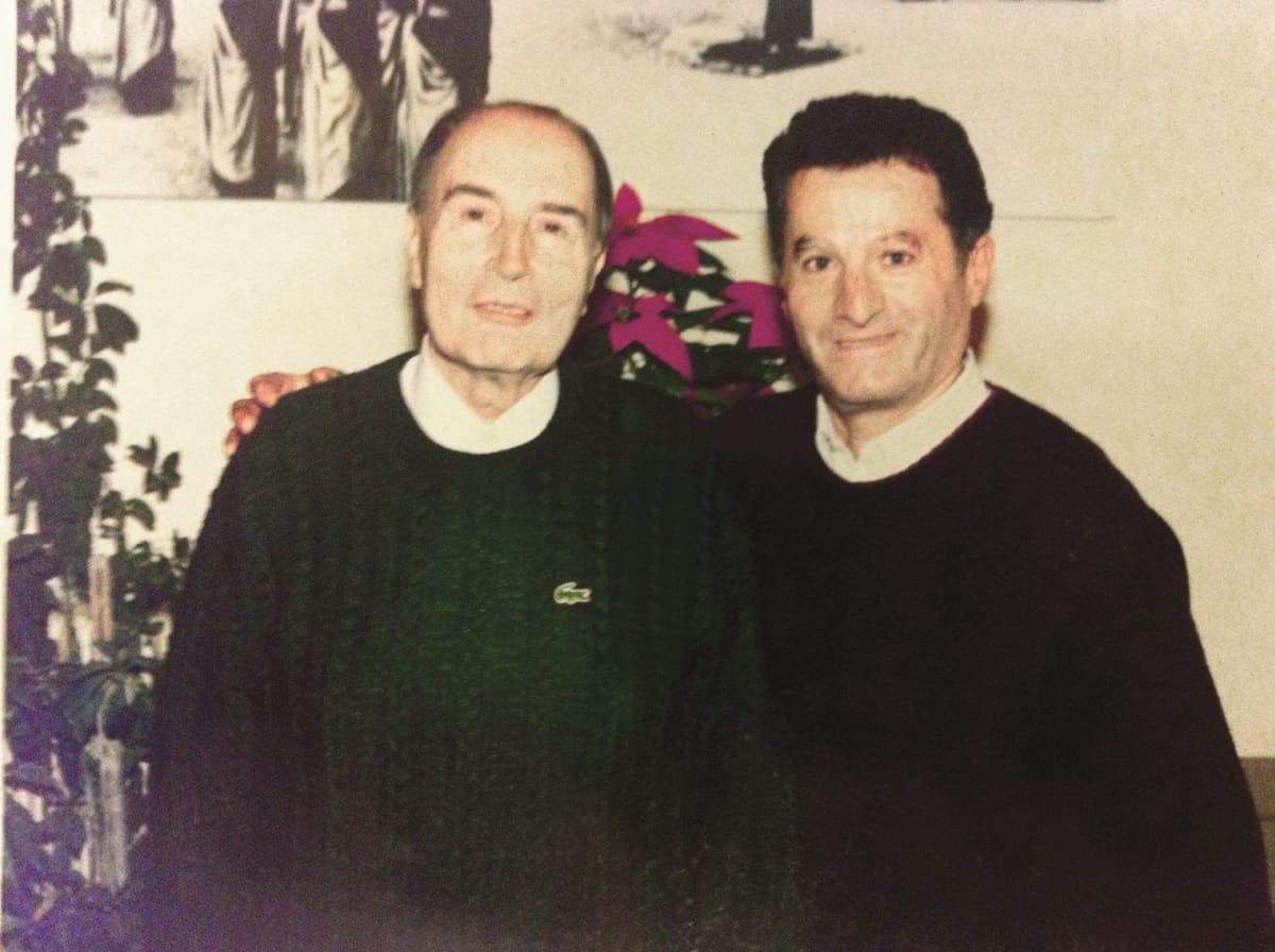 Wigilia 1991 w tawernie Leonidas w Lygourio: Mitterrand z właścicielem, Leonidasem Liakopoulosem.
