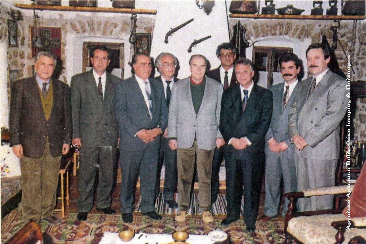 Reception in the living room in Myloi, 26 December 1991. From right to left: S. Kotsovos, P. Panagakis, Argos mayor D. Papanikolaou, P. Kotsonaros, François Mitterrand, N. Gkikopoulos, M. Koromichis (president of the Myloi community), N. Kodelas and Chr. Machairitsas.