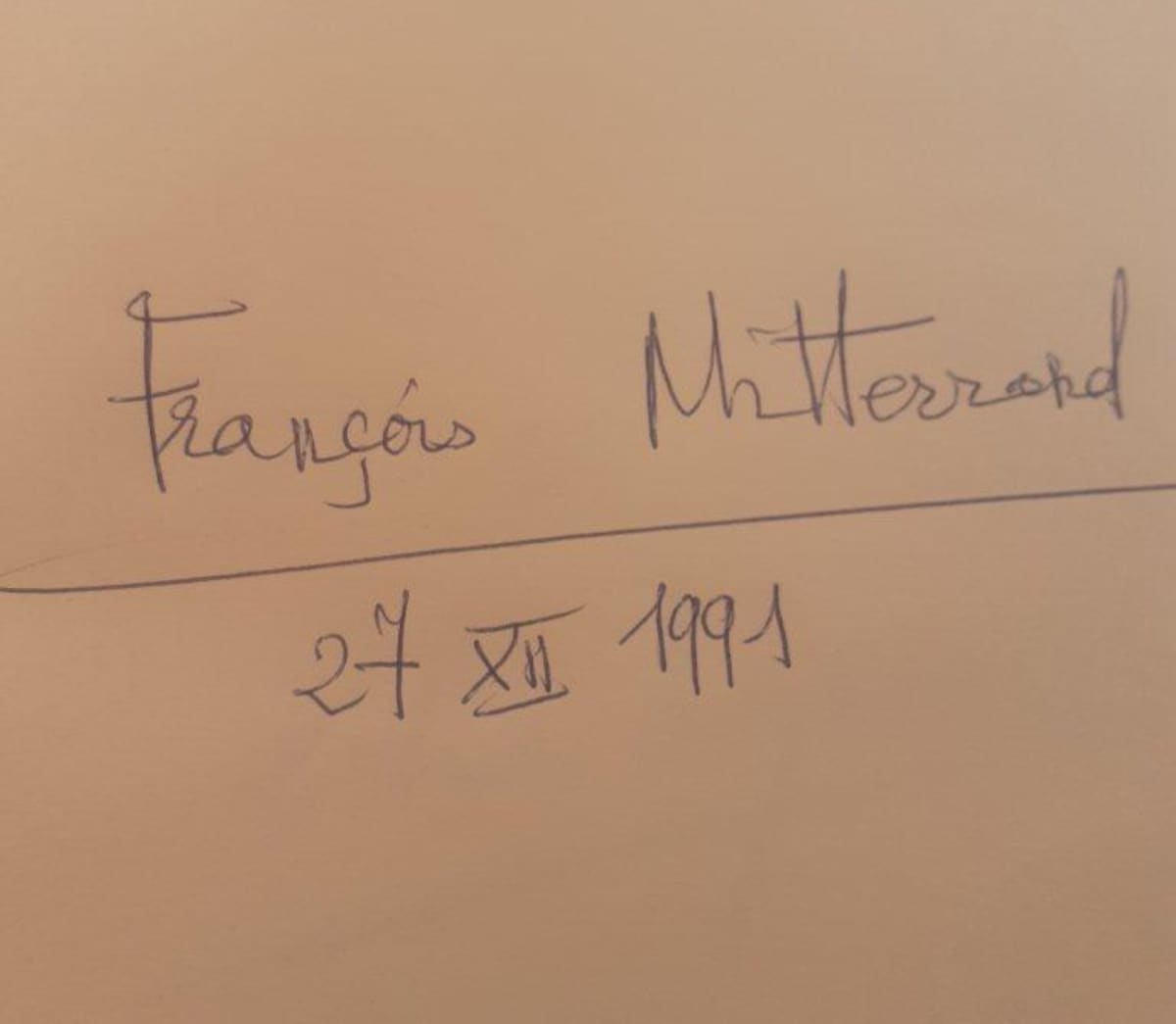 Podpis, który Mitterrand zostawił gospodarzowi w dniu wyjazdu, 27 grudnia 1991.
