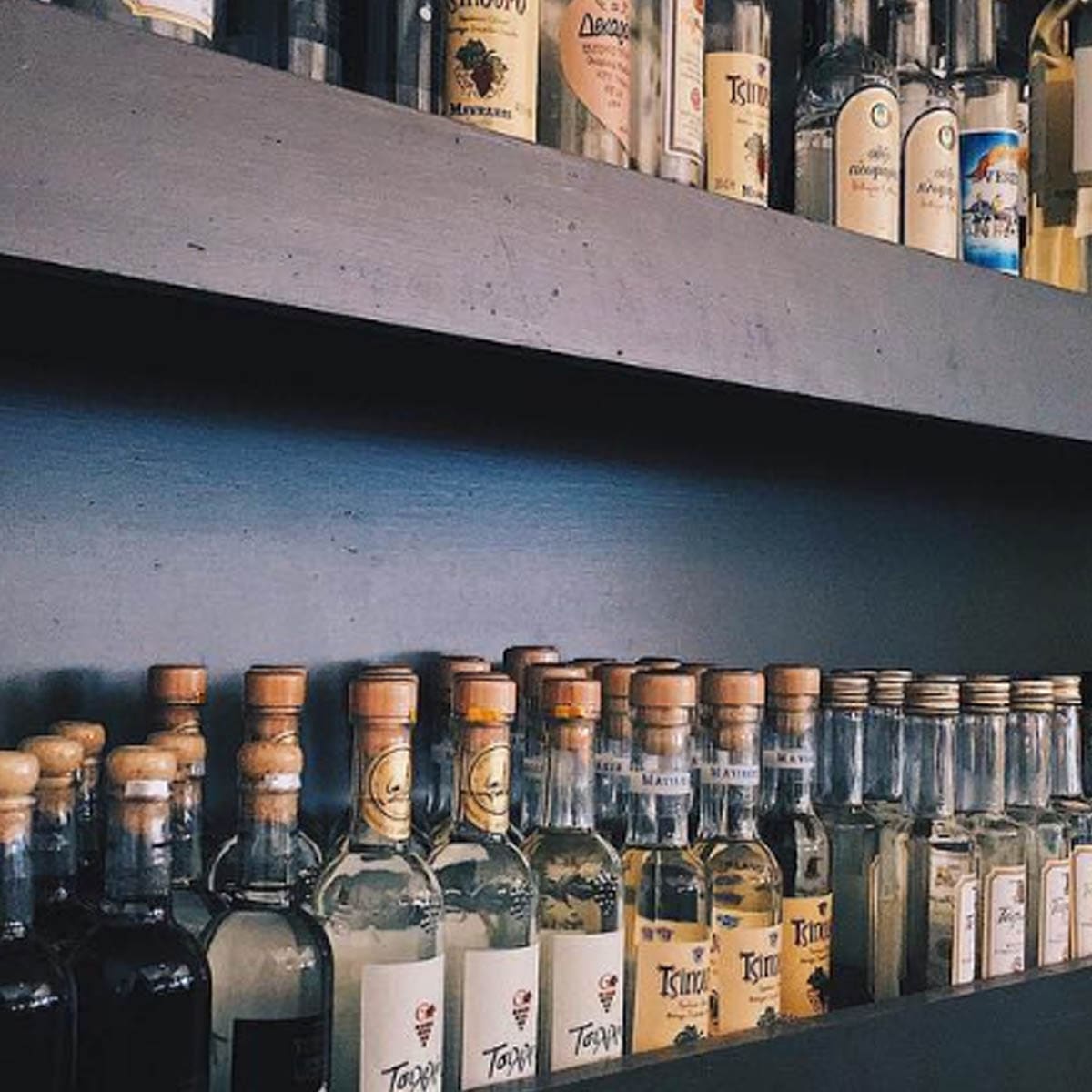 Schappen vol flessen ouzo en tsipouro