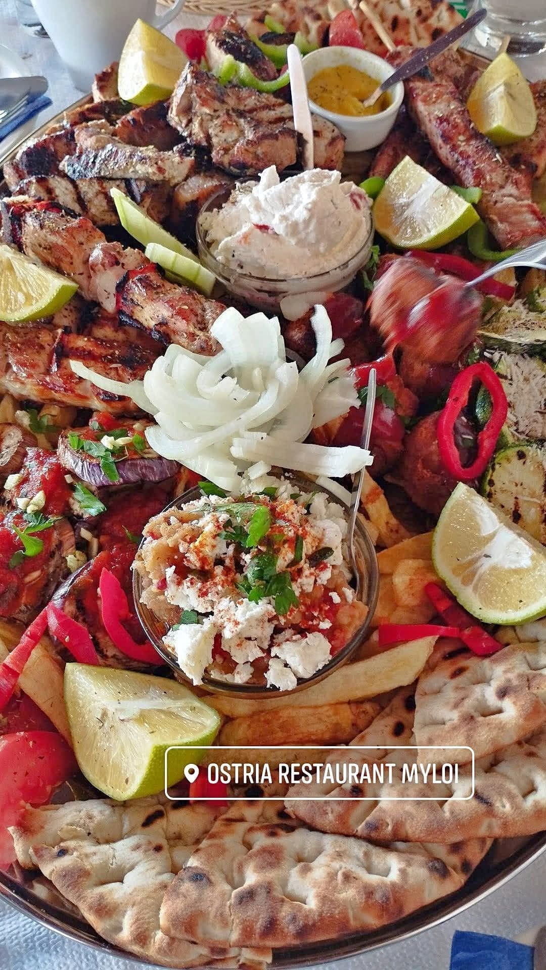 Duży półmisek z grillowanym mięsem, tzatziki, papryką, cytryną i pitą