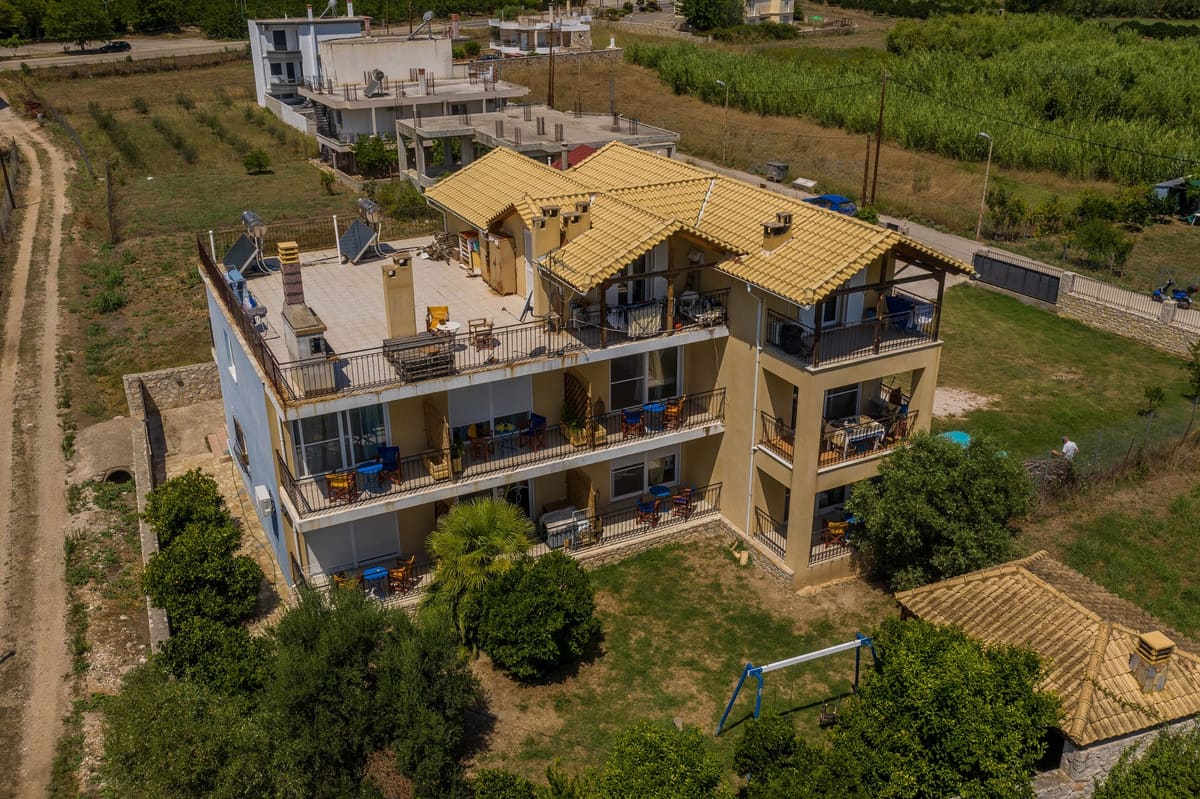 Ο Ξενώνας των Μύλων από ψηλά, με τις ταράτσες και τον κήπο