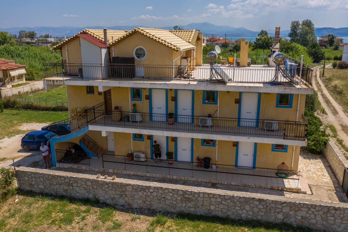 Η πλαϊνή όψη του Ξενώνα των Μύλων με τα μπαλκόνια